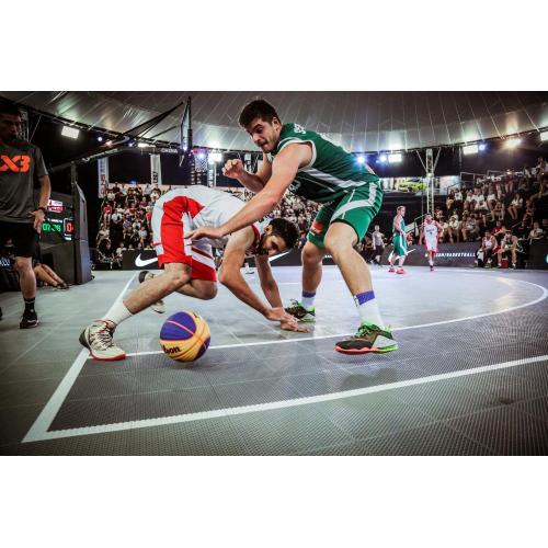 FIBA 3x3 Enlio SES entrelazando las baldosas de la cancha deportiva al aire libre 18