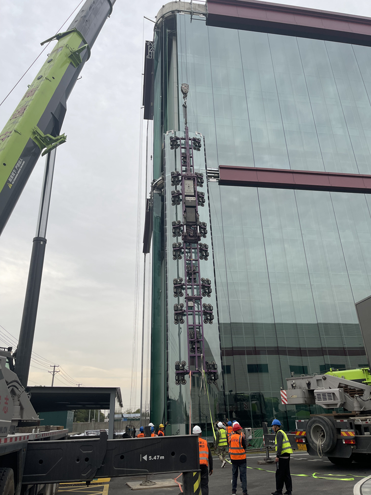 The Largest cambered Glass unit installation lifter (1)