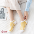 Calcetines bordados con elegantes abejas