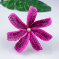 Elección de la flor de tiasia polinesia hecha a mano