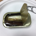 異なる重量の植物油で缶詰にされたイワシの魚