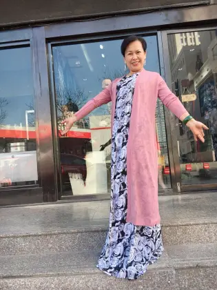 Medium and long pink knitted sweater