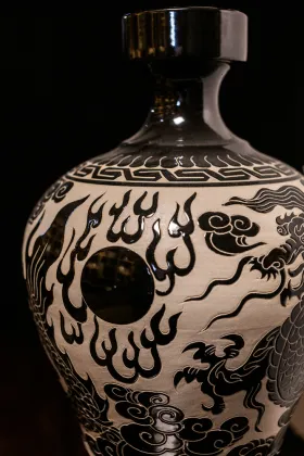 Black glaze flower picking dragon pattern plum vase