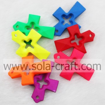 Mélanger les couleurs coeur creux perles d&#39;imitation croix caoutchoutées pour accessoires de collier