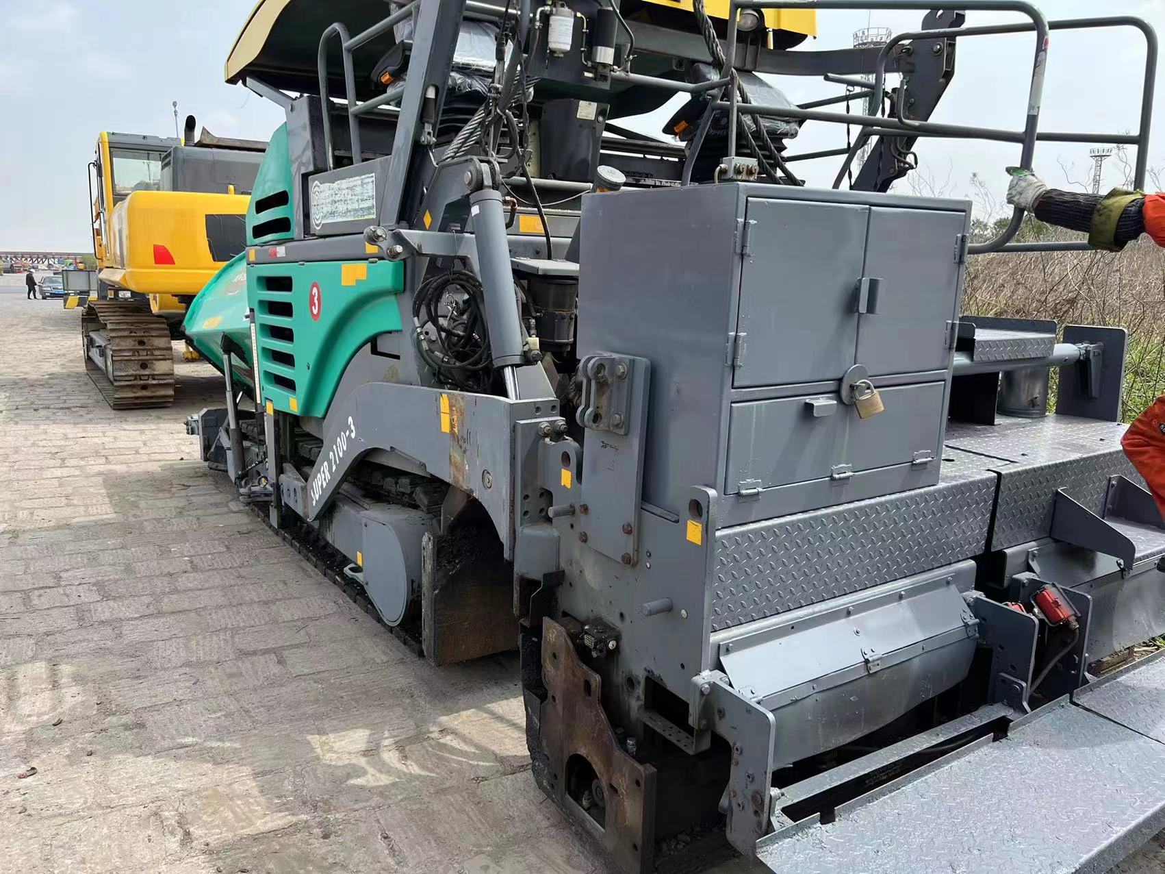 Python 2000 Paving Machine Used Asphalt Concrete Paver S2100-2 - 145kw/2000, 3-6m 11m Paving Width ...