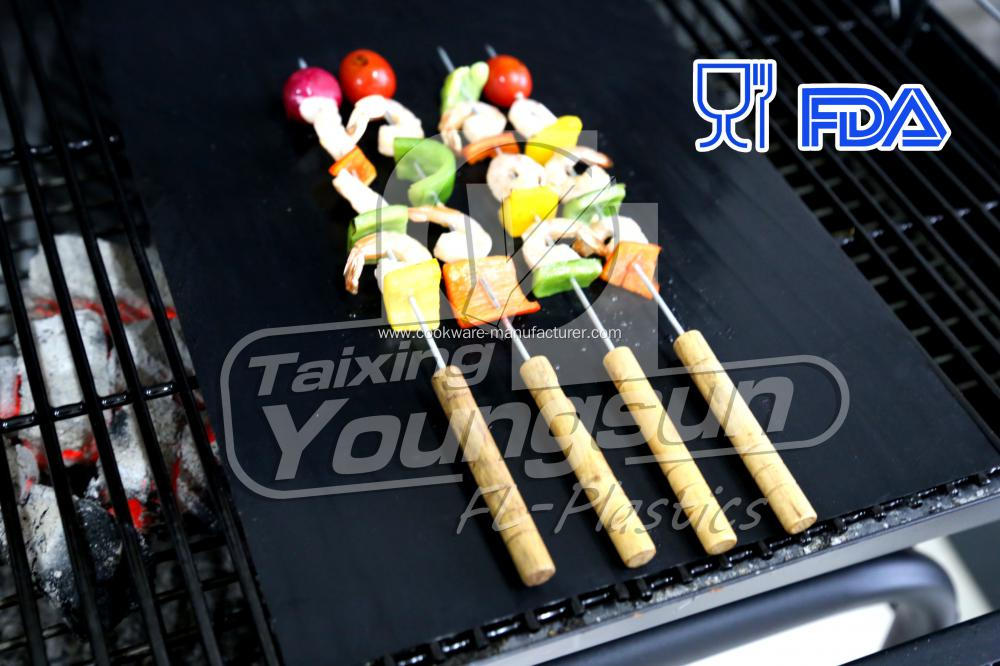 Non-stick and reusable PTFE grill mat