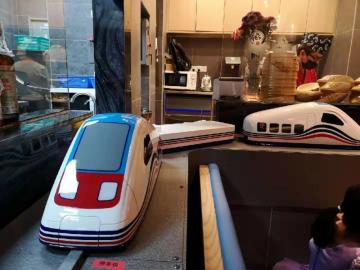 Sushi de correia transportador de sushi japonês