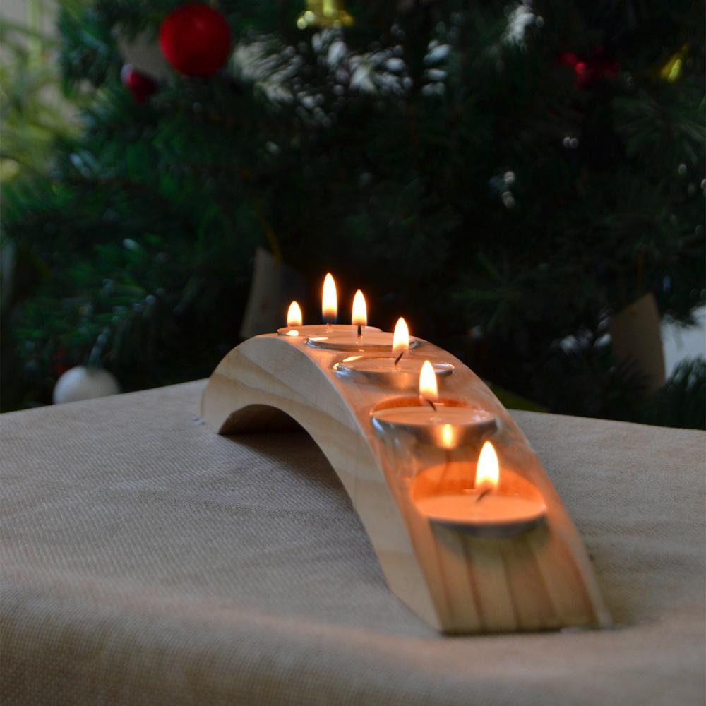 Soporte de candelabros de madera con luz de té