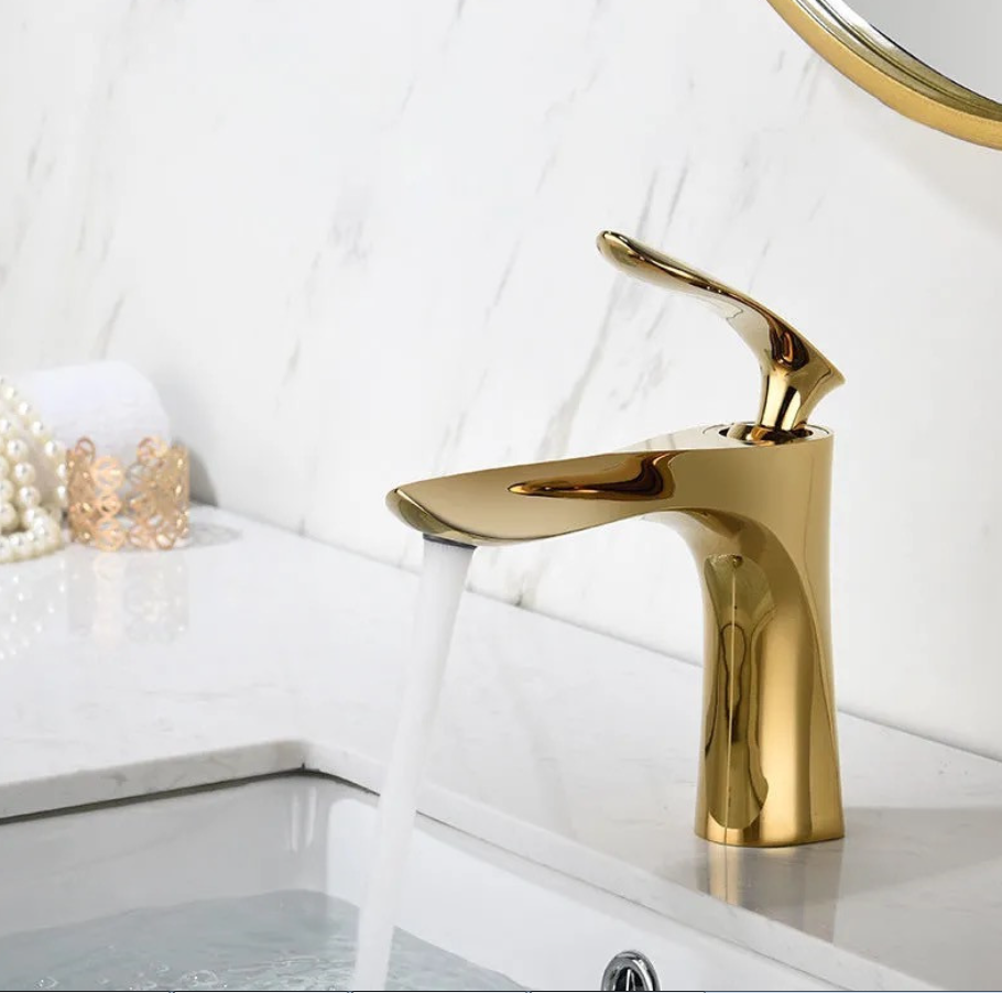 Torneira de lavatório de ouro brilhante para banheiro Bica giratória de alavanca única Torneira quente e moderna de luxo