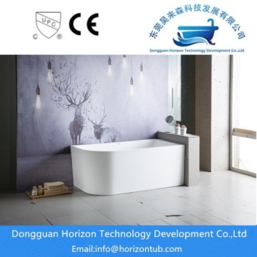 Modern freestanding bathtub made for relaxation