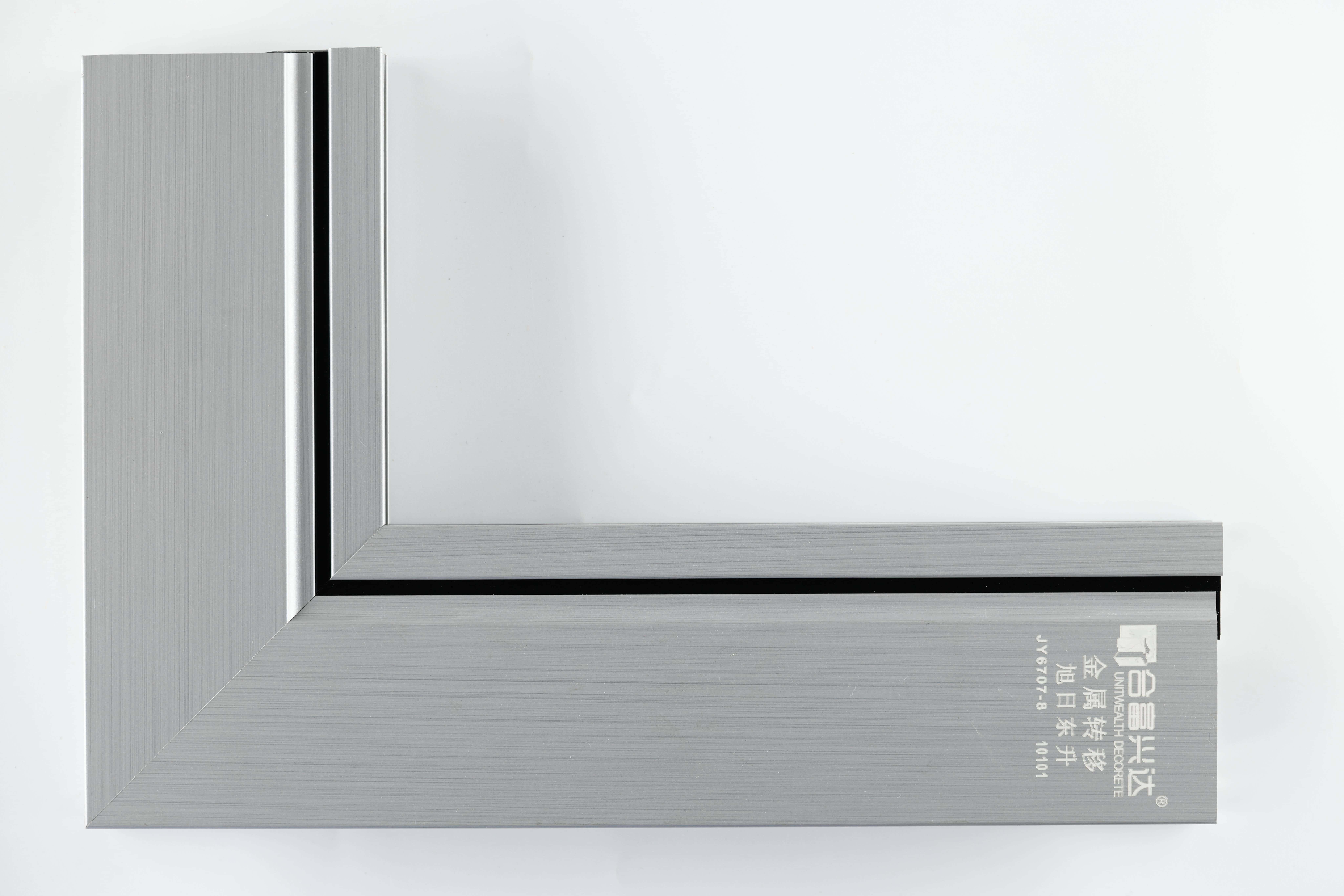 ब्राइट लाइट सिल्वर लीनियर ब्रश्ड टेक्सचर का क्लोज़-अप