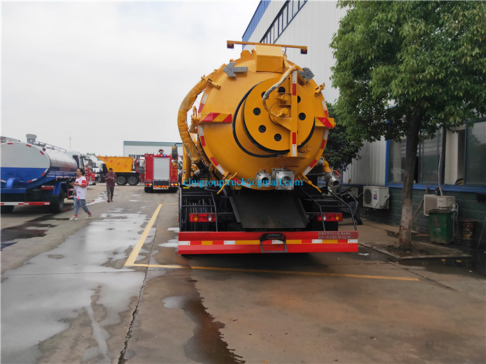 Suction Sewage Truck 2