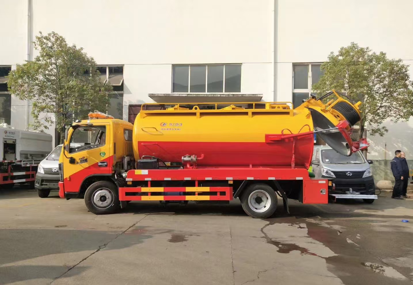 Advanced Vacuum Sewage Suction Truck with Dongfeng Technology
