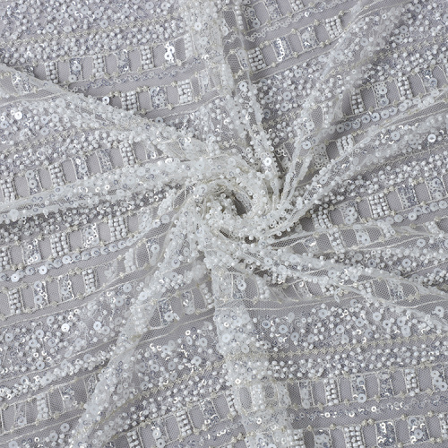 biała cekinowa tkanina z haftem z koronką