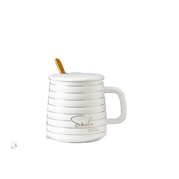 Tazza in ceramica bianca del modello dorato