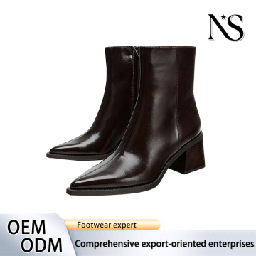 Botins envernizados castanho escuro com estilo retro