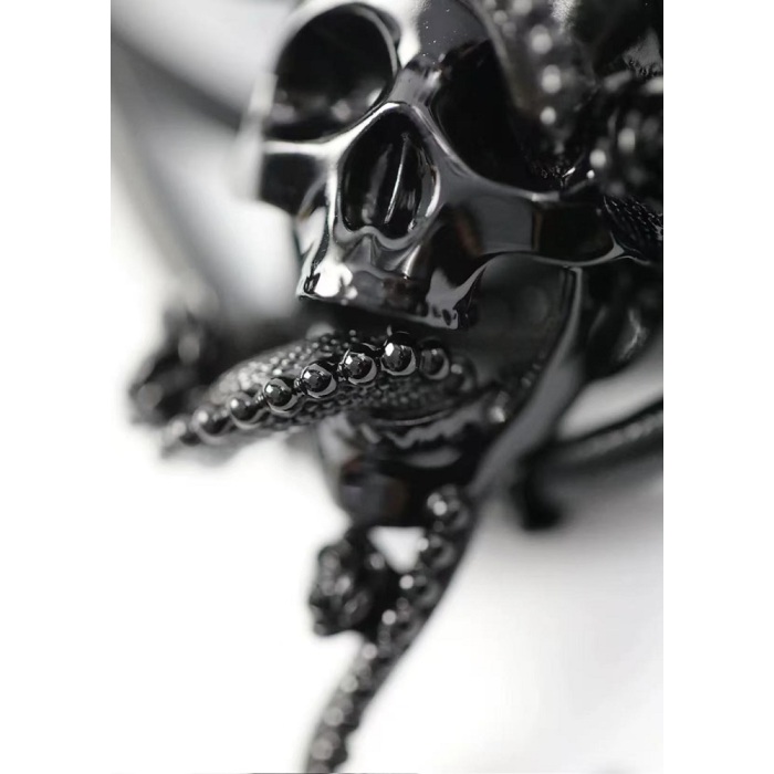 Colar de crânio serpentino preto