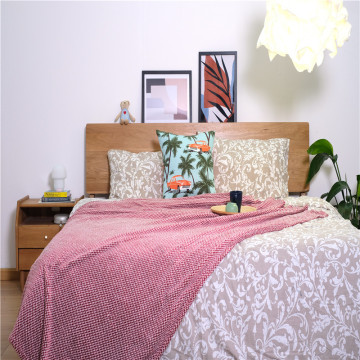 Krótki pluszowy koc na łóżko z kolorowym nadrukiem