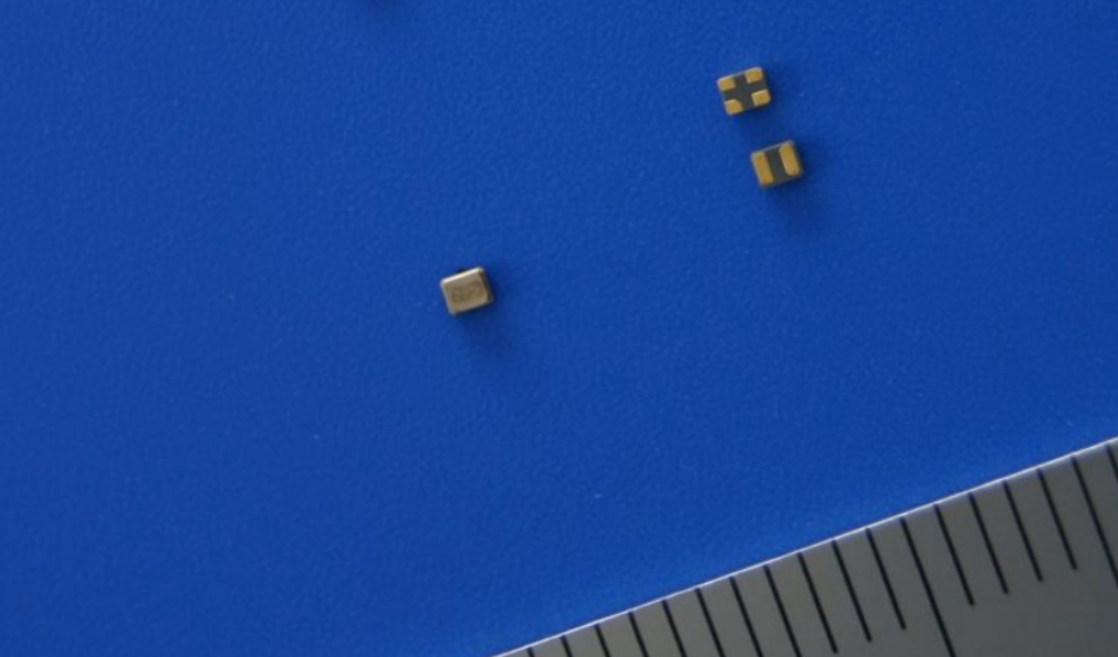 Surface mount quartz crystal oscillator