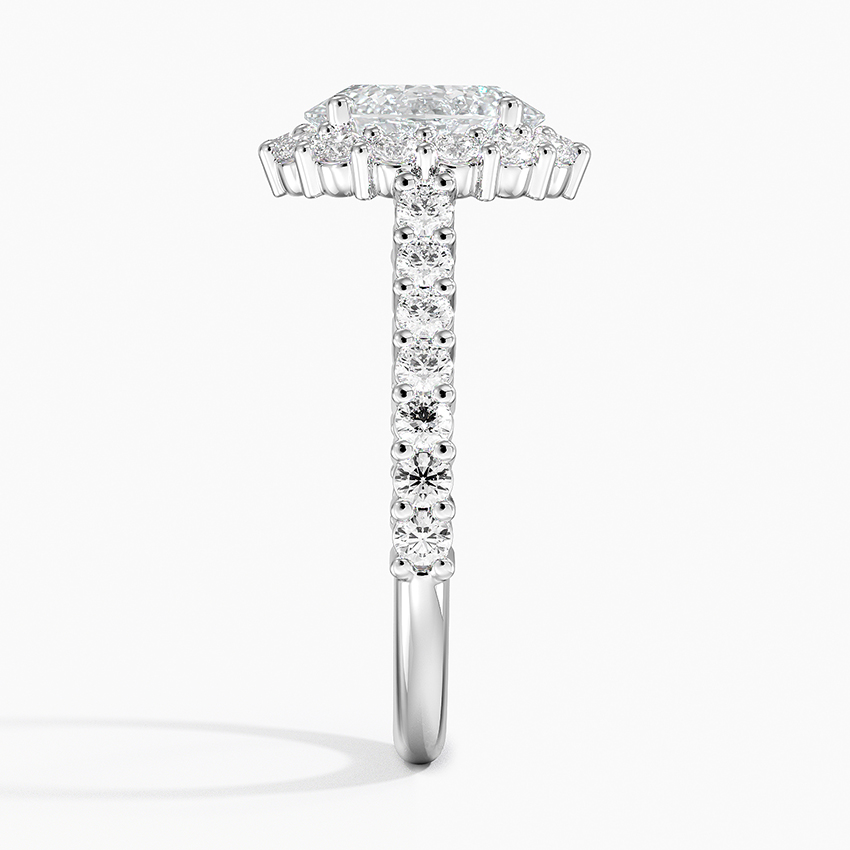 Side profile ng oval lab grown diamond engagement ring na nagha-highlight sa straight pave band ng FLORAL JEWELRY