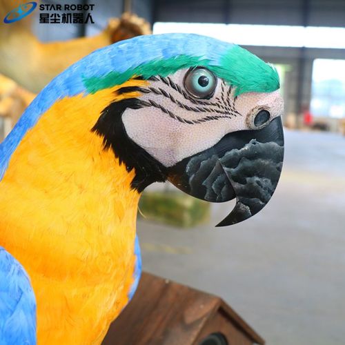 Burung beo animatronic berdiri di cabang untuk dijual