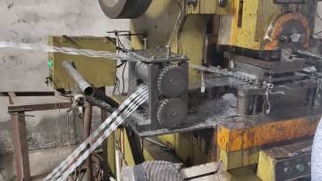 Hot-dipped steel blade barbed razor wire