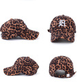 Gorra de béisbol bordada con estampado de leopardo