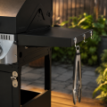 Parrilla de barbacoa de gas propano líquido de lujo con 5 quemadores, panel ranurado vertical y 3 ganchos para estante lateral derecho