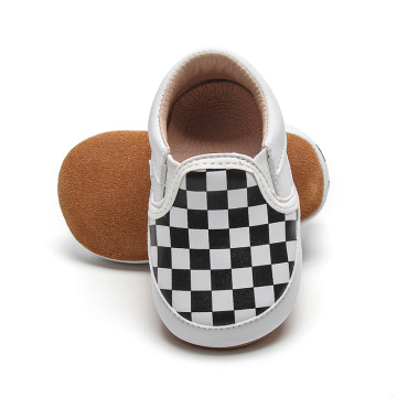 Novos sapatos de bebê de couro xadrez