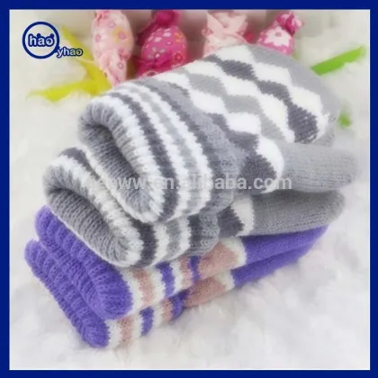 Wholesale cheap custom acrylic winter baby knitted gloves mittens