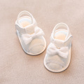 Baby flicka sandaler vit broderare båge