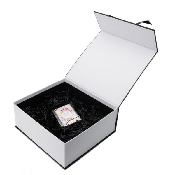 Custom Luxury Magnetic Packaging Boxes with Cotton Handle