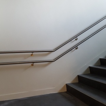 Montaje de pasamanos de vidrio de escalera exterior de estilo moderno