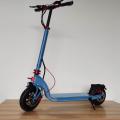 Scooter électrique bleu plié sur mesure