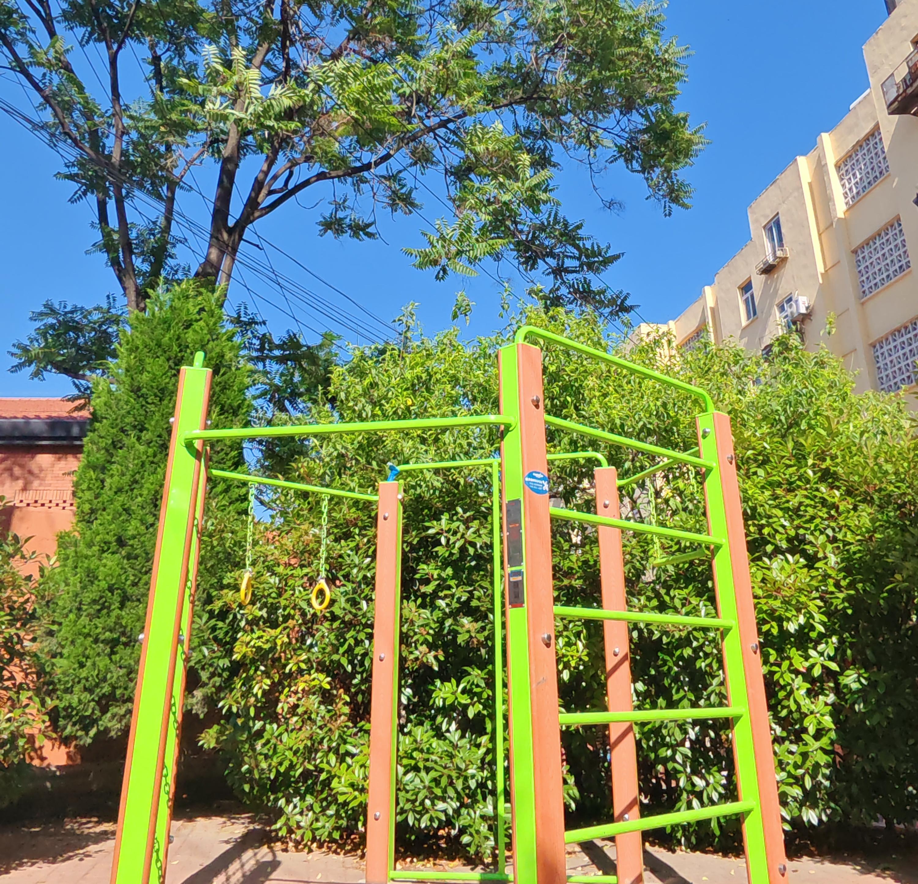 Outdoor gym equipment