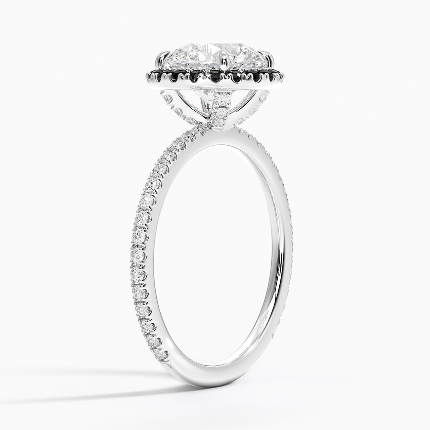 Profile angle ng black halo lab diamond ring na nagpapakita ng elevated na gallery at white diamond pave shank
