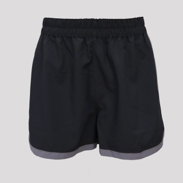 Schwarze kurze Basketball-Shorts