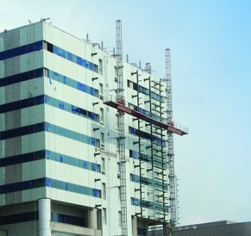 Customized 30m Aerial Twin Mast Climbing Work Platform For Construction Of The Walls