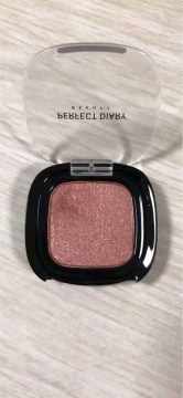 Colorful monochrome eye shadow