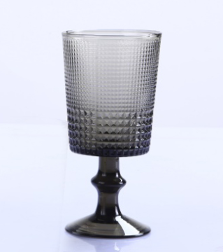 Bicchiere e calice in vetro di colore grigio