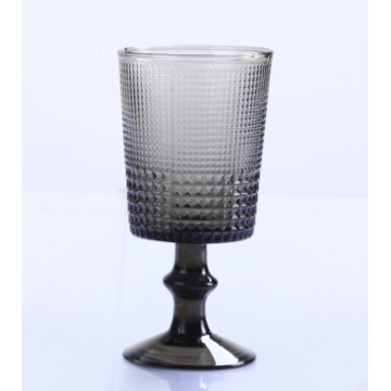 Bicchiere e calice in vetro di colore grigio