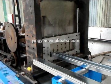 Rotolo ad alta velocità su misura dello scaffale di stoccaggio che forma macchina, precedente attrezzatura di fabbricazione del rotolo