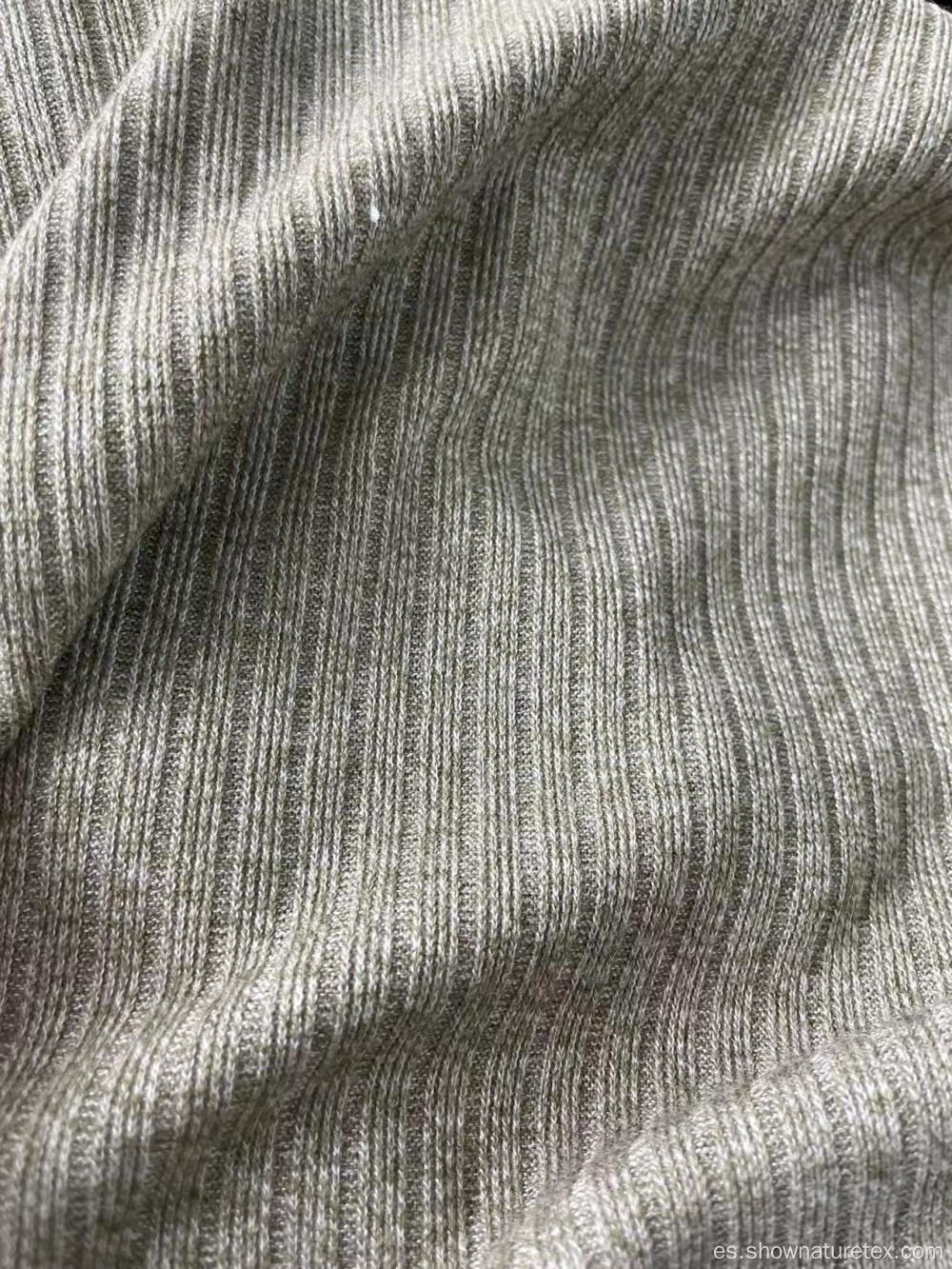 costilla pesada en suéter mirando