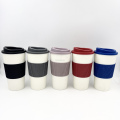 فنجان قهوة بلاستيكي خالي من BPA بأكمام 16 أوقية 500 مل من فنجان قهوة قابلة لإعادة الاستخدام مع الأغطية