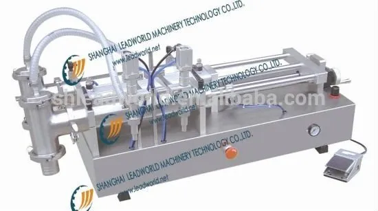Double-head pneumatic liquid filling machine