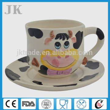 Tazza di latte in ceramica in rilievo economico con piattino all'ingrosso