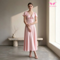 Rosafarbenes Midikleid mit V-Ausschnitt