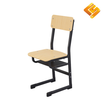 Черный L-образный стул из стали и дерева