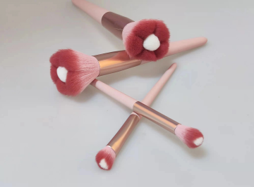2022 Nouveau design Exquis Small Daisy Makeup Brush Set 4pcs OEM Pink Brosses