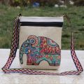Elegante bolso cruzado étnico teñido en hilo con motivo de elefante